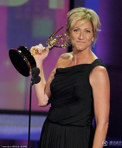 《护士当家》伊迪-凡尔克获喜剧类最佳女主角