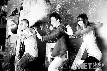 《大海啸鲨口逃生》开机 释小龙教舞娘功夫