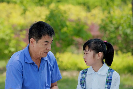 《老爸回家》热拍 张子枫刘威首合作默契如父女