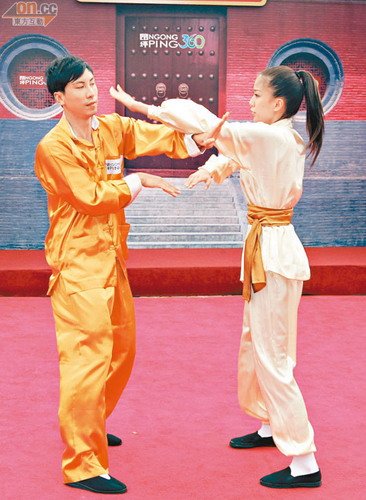 杜宇航与陈嘉桓表演咏春黏手.