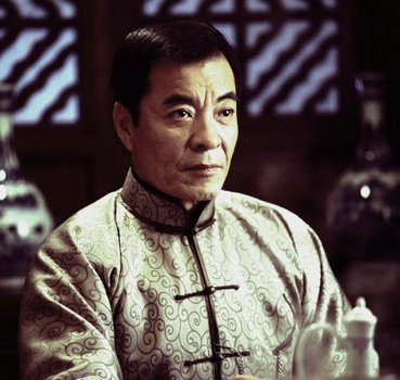 近年来不断尝试都市小人物角色的著名演员刘威在该剧中华丽变身双面