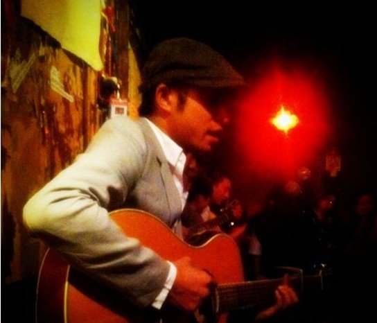 颜振豪与歌迷亲密互动 丽江合唱山水黔西南