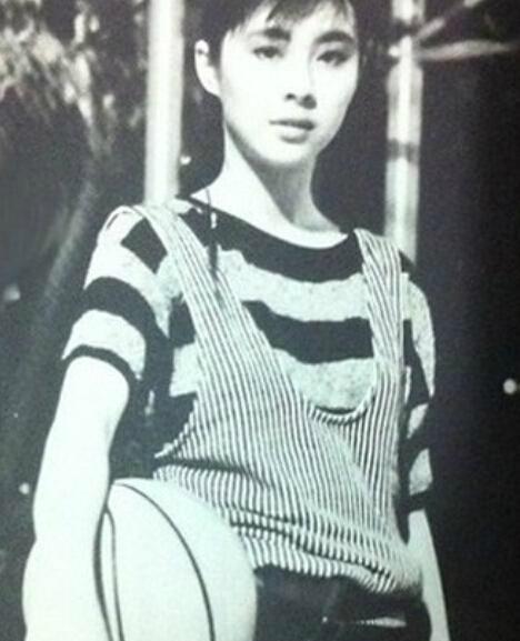 王祖贤学生时代旧照曝光 剪短发打篮球还是很