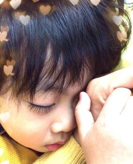 林志颖晒Kimi超萌熟睡照 长睫毛十分抢眼(图)