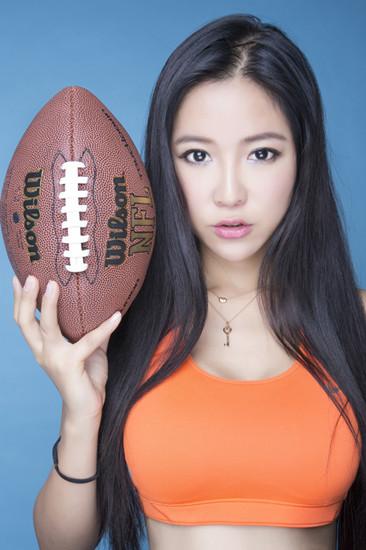 周玲安曝运动写真大片 首度亮相任篮球解说
