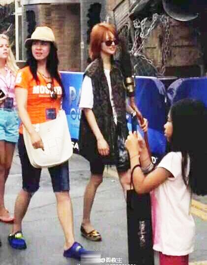  郑爽现身美国街头 度假 满脸灿笑瘦成纸片人_娱