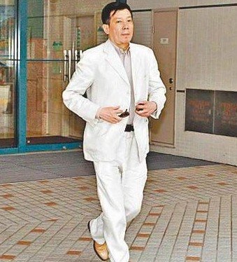  陈冠希老爸破产 照坐头等舱 与混血帅哥同游_娱