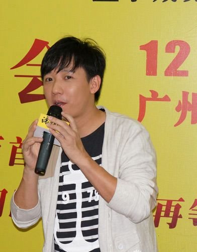 阿牛为滚石30站台 自曝弹吉他追女生被扔鸡蛋