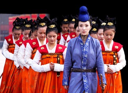 《美人天下》重播热 李莎冷面女官形象获赞