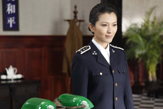 剧中,徐洁儿饰演一名英气十足的女探长,身穿民国警察服装的她也难掩