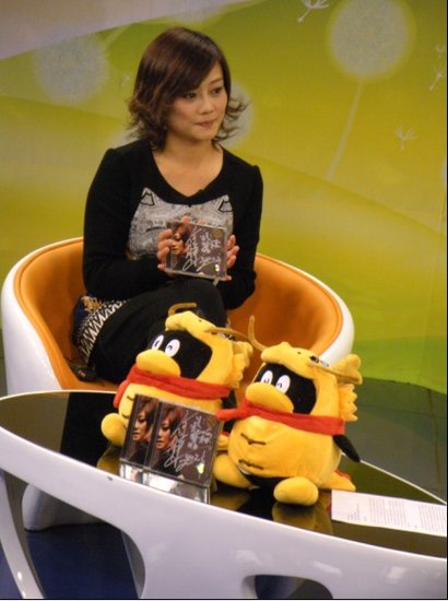 何静携新专辑《百变》回归 成各大综艺节目宠儿