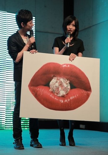 田原变身“拜金女郎” 红唇亮相《离爱》发布会