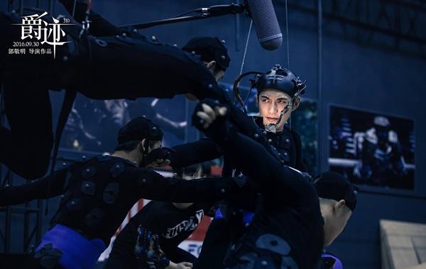 拍摄现场欢乐多引期待 严屹宽开打帅气感爆棚