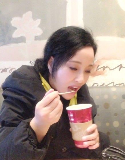 刘晓庆晒喝咖啡照:妆容精致发型蓬乱(图)