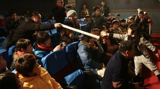 王一鸣小宝亮相南京电影看片会 粉丝争相合影