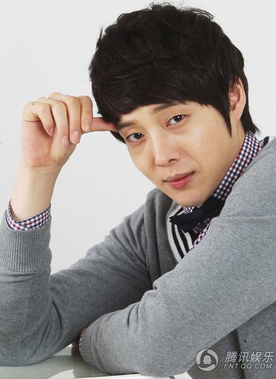 姜东浩凭《一闪一闪》受关注 学生扮相显