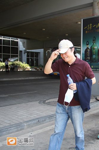 费玉清素颜抵长参加金鹰节+笑