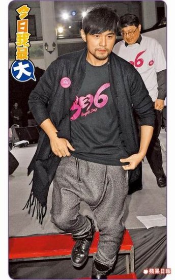 周杰伦出席活动造型引热议 昆凌跟随献爱