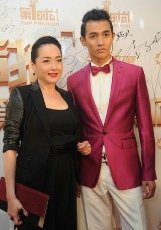 恬妞携李子峰亮相街拍盛典 老少搭配引关注