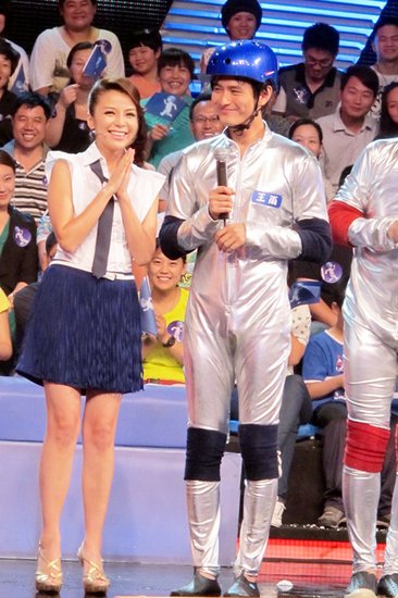 王雨开心玩转《墙来啦》 即兴表演虏获朱迅芳心