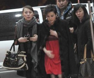 袁莉亮相获数人围护显气势 当众整理裙子