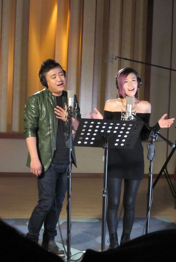 韩雷演唱歌曲《为爱相随》 登顶影视剧金曲榜