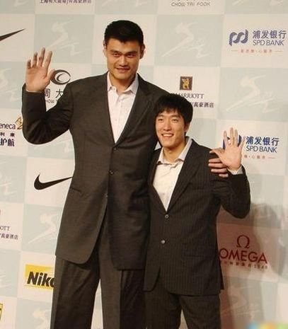 杨幂刘翔冯小刚成龙 盘点与姚明合影"杯具"明星[图]