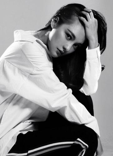 樊蕊《最后通话》扮狠角色 黑白剧照眼神惊悚