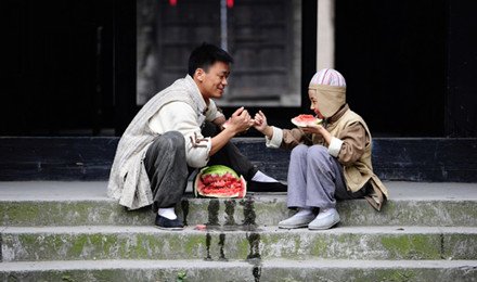 《我的父亲是板凳》今晚开播 王宝强首演爱情戏