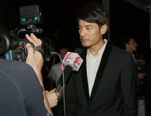 李光洁懒理王珞丹绯闻 好心情亮相时尚派对(图