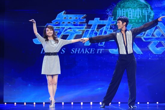 胡宇崴《舞林》展现“味道” 深V舞蹈服秀身材