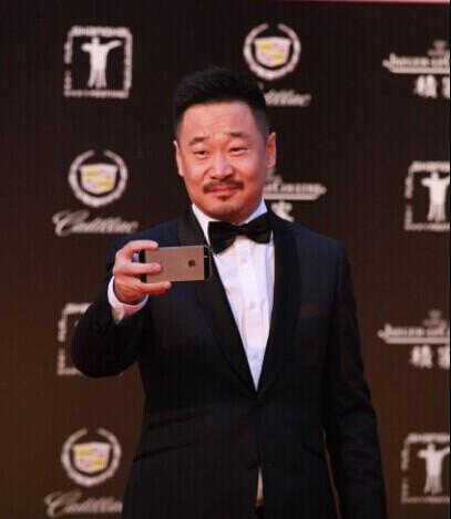 王景春红毯现场玩自拍 影帝气场迷倒众人