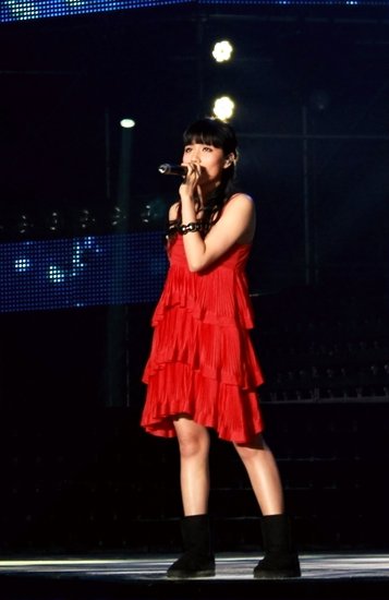 刘惜君献歌上海八万人体育场 偶遇音乐恩师(图)