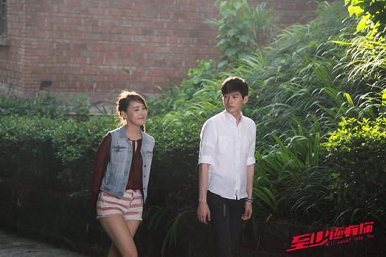 施予斐首演“泼辣姐” 《至少还有你》重庆热拍