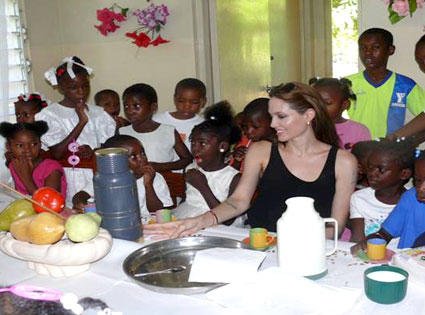 安吉丽娜·朱丽海地慈善之行探望sos儿童村