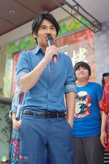 曹格转型挑战爵士英文专辑 欲邀花儿出演MV_