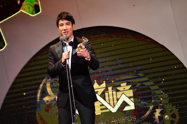 QQ音乐年度盛典：王力宏成最大赢家 鸟叔压轴