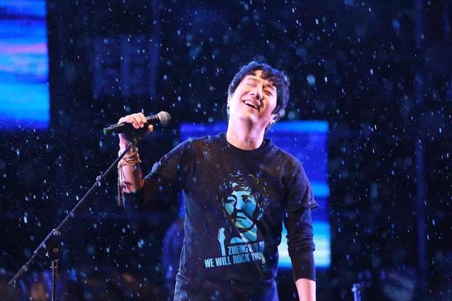 风马音乐节完美落幕 郑钧与歌迷上演最嗨雨中