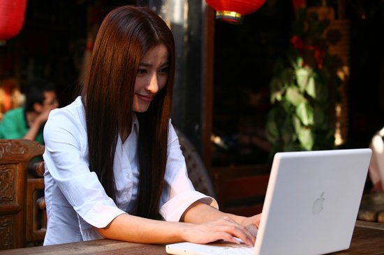 《床下有人》14日上映 植入苹果向乔布斯致敬