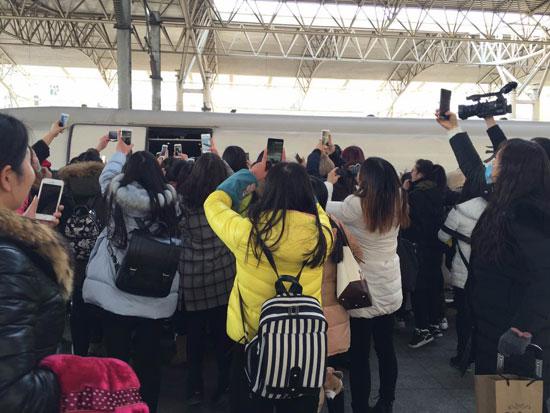 吴亦凡合肥录制安徽春晚 首乘高铁被围堵