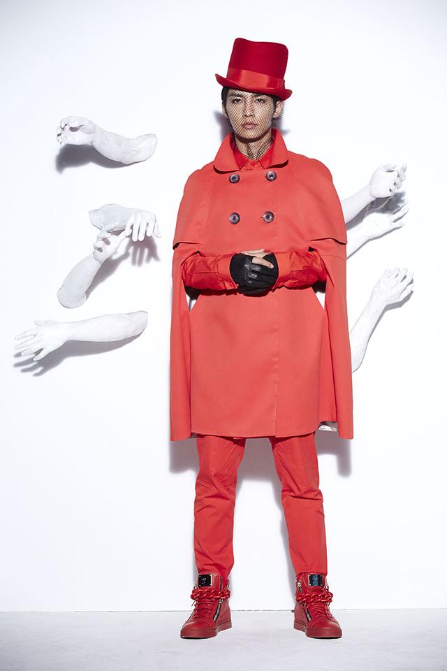  炎亚纶 连发两 专辑  首穿女装雌雄同体凸显霸气