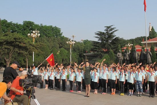 柏文新MV《天下百姓》西柏坡封镜 为十八大献礼