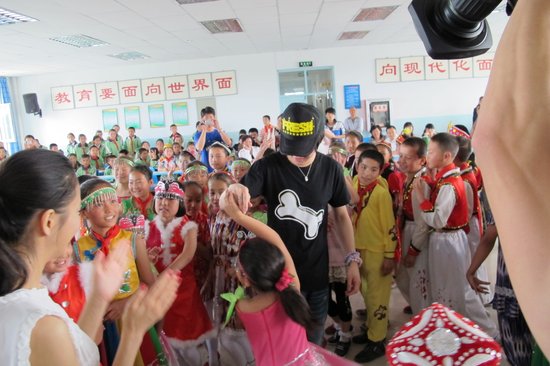 《舞动》李炜佟丽娅新疆行 公益助学传递爱心