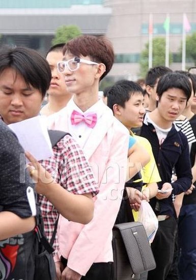 快男海选男子装扮如HelloKitty 网友赞奇葩