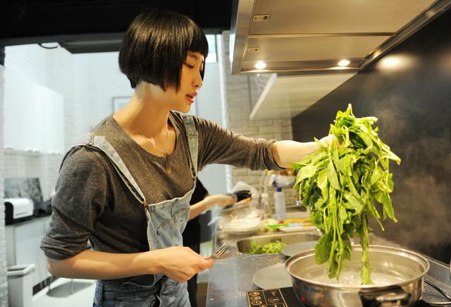 《<em>一个陌生女人的来信</em>》到沪 <em>黄湘丽</em>大展厨艺