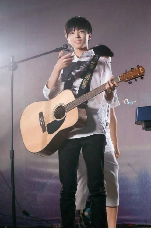 王俊凯学吉他改玩摇滚？其实就是迟早的事儿！