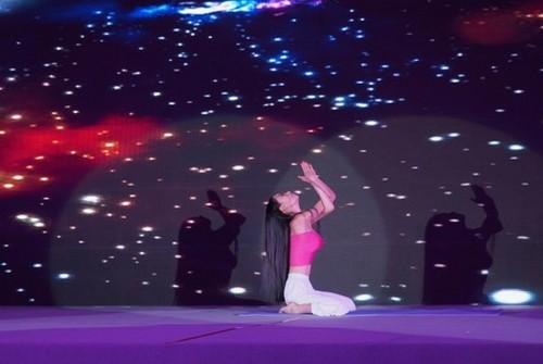 母其弥雅出席颁奖礼 压轴表演舞蹈惊艳全场