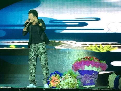 姜育恒云飞献唱 《父亲的草原母亲的河》获赞