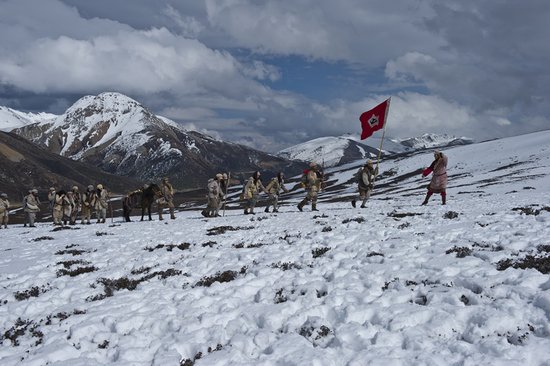 影片讲述了长征时期一支红军剧团客服种种困难爬雪山过草地的感人故事