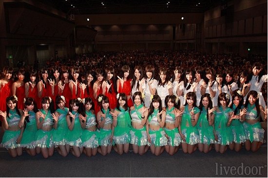SKE48举行发行纪念活动 性感舞台装引人注目